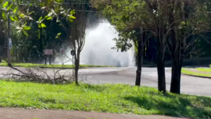Rompimento de tubulação forma chafariz em Ribeirão Preto