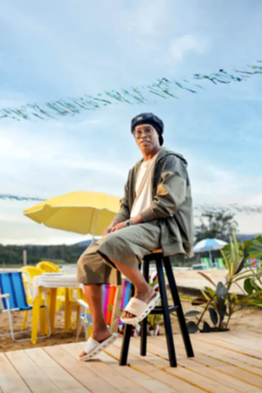 Ronaldinho Gaúcho lança segunda collab com Rider em campanha na sua casa