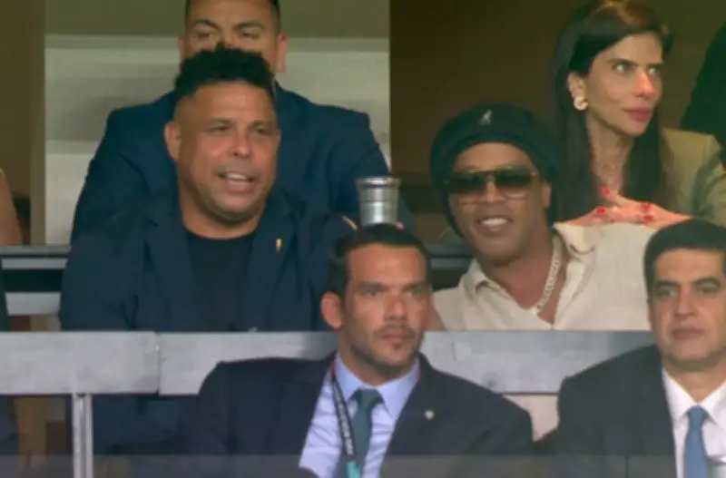 Ronaldo e Ronaldinho assistem Brasil x Haiti e web reage