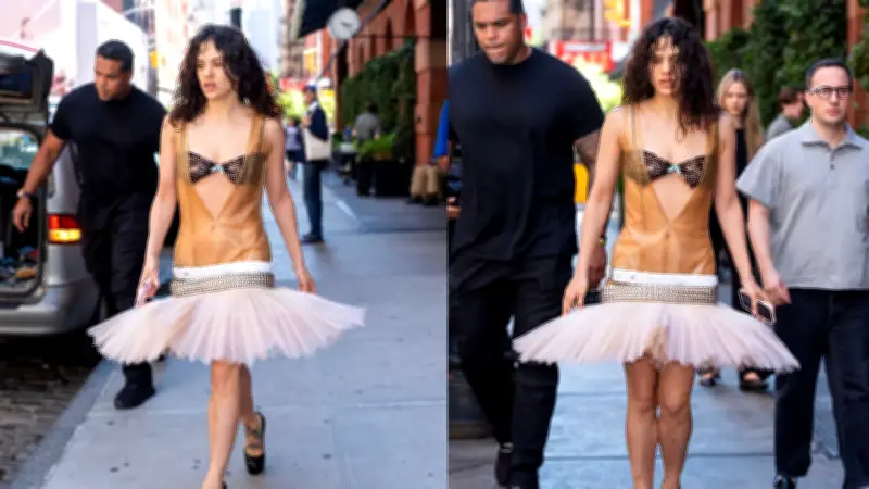 Rosália usa look de látex e tutu em Nova York