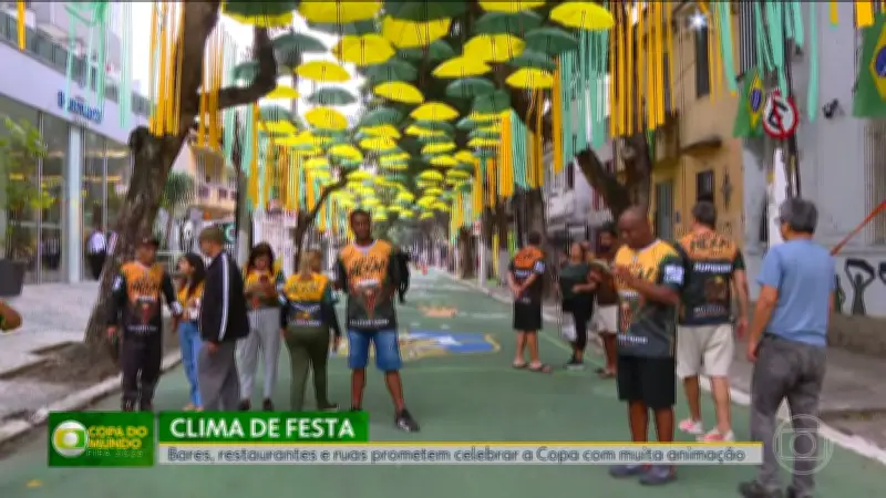 Rua famosa por decorações de Copa entra no clima da estreia do Brasil