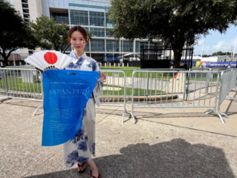 Sacolas azuis da torcida japonesa viram balões e símbolo de orgulho na Copa