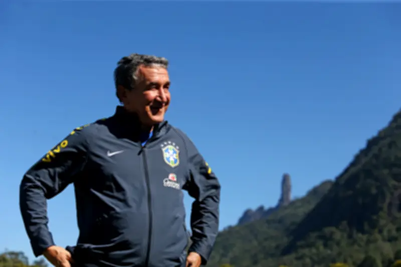 Saúde de Carlos Alberto Parreira piora; ex-técnico volta a respirar com aparelhos