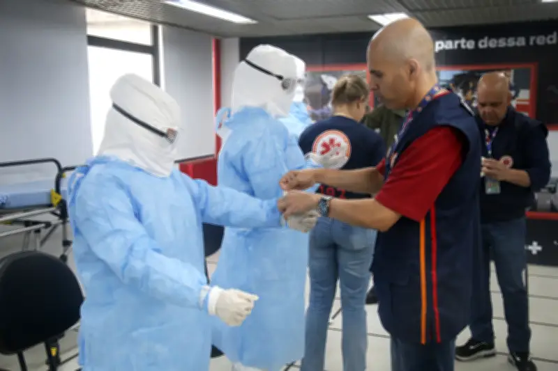 SAMU do Rio treina para transporte de pacientes com suspeita de ebola