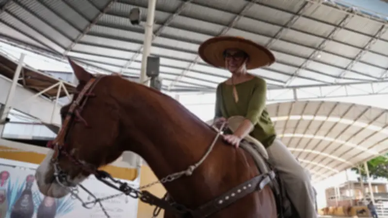 Sandra Annenberg enfrenta medo de altura e trauma com cavalos no México