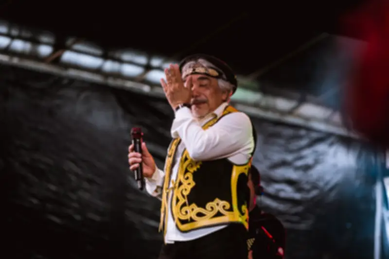 Santanna, O Cantador, emociona-se ao falar de João Gomes e Paraíba