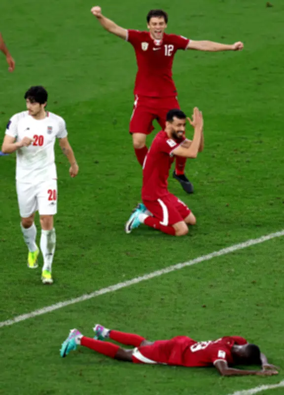 Sardar Azmoun, artilheiro histórico do Irã, não disputará a Copa do Mundo após foto com autoridades de Dubai
