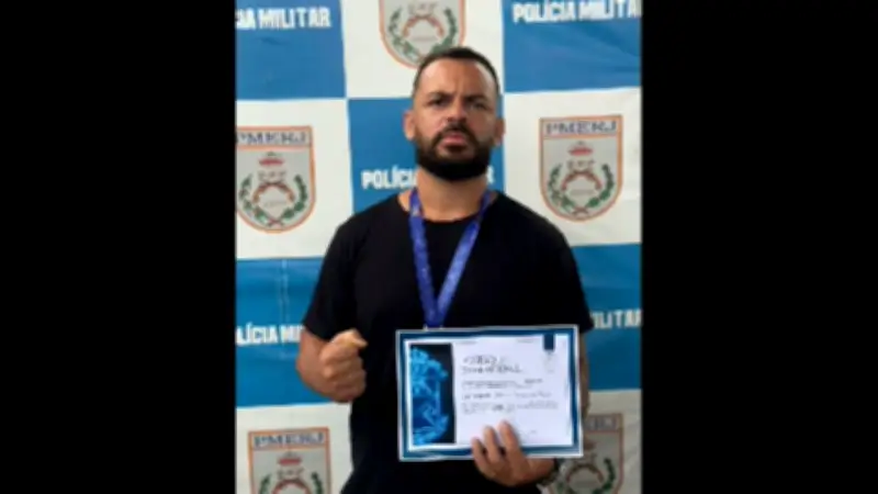 Sargento da PM morto em operação no Rio é enterrado com honras