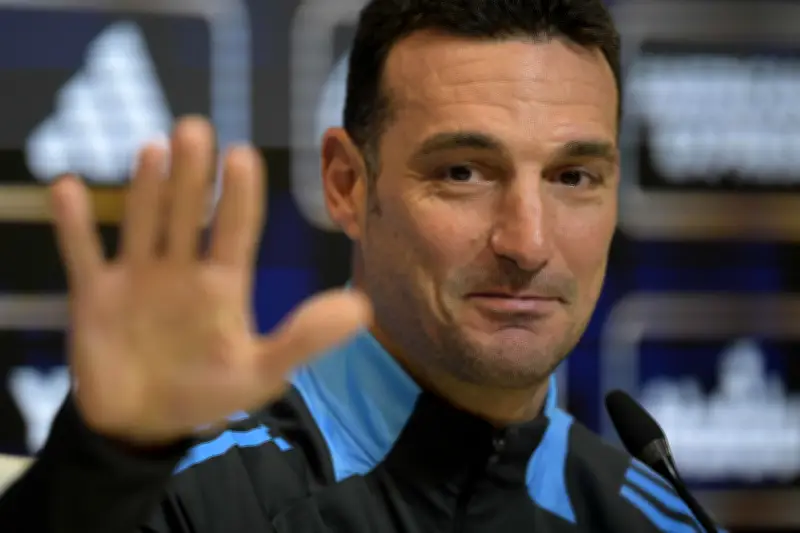 Scaloni completa 100 jogos na Argentina e renova contrato
