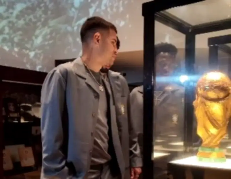 Seleção brasileira visita Museu da CBF antes de embarcar para os EUA