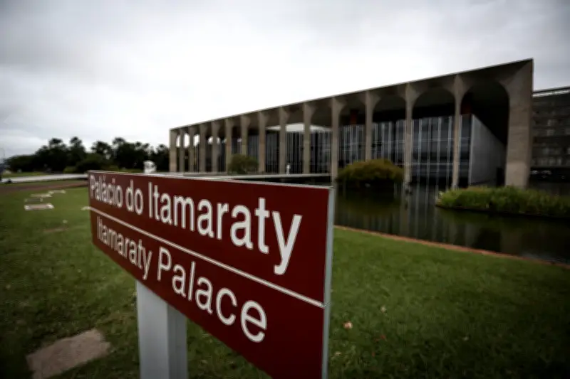 Seletividade da diplomacia brasileira é criticada em artigo