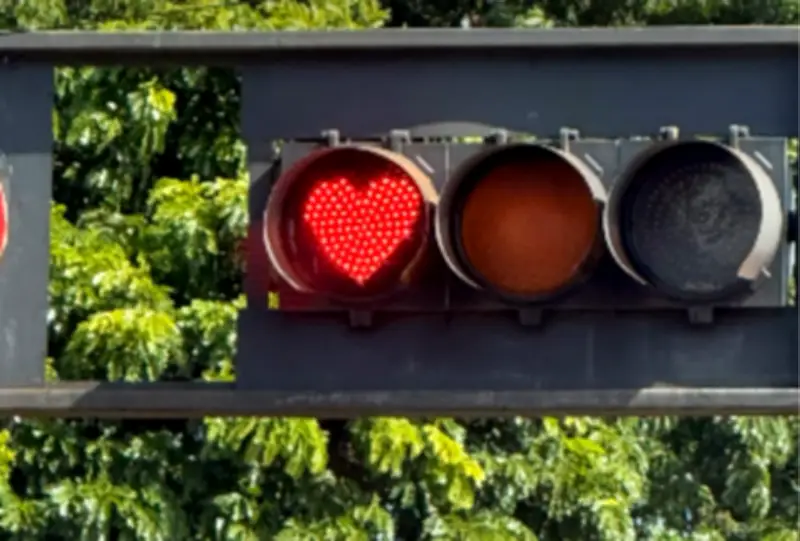 Semáforos em formato de coração surpreendem motoristas em Dourados