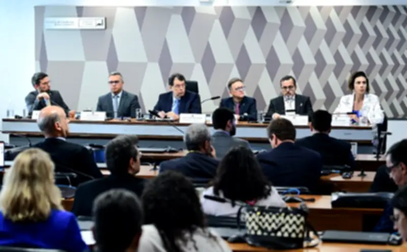 Senado aprova Pix Pensão para facilitar pagamento de pensão alimentícia