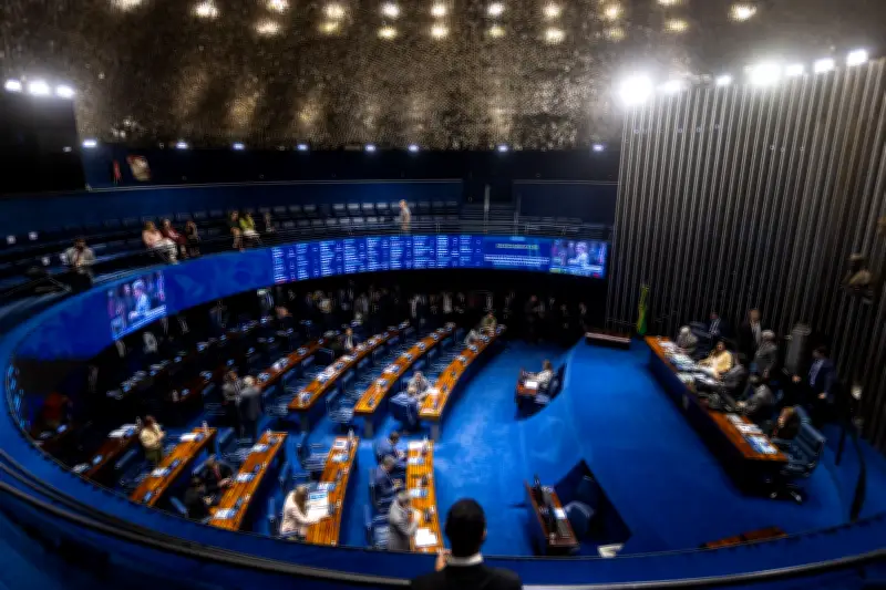 Senado avalia duas PECs sobre jornada de trabalho: governo vs oposição