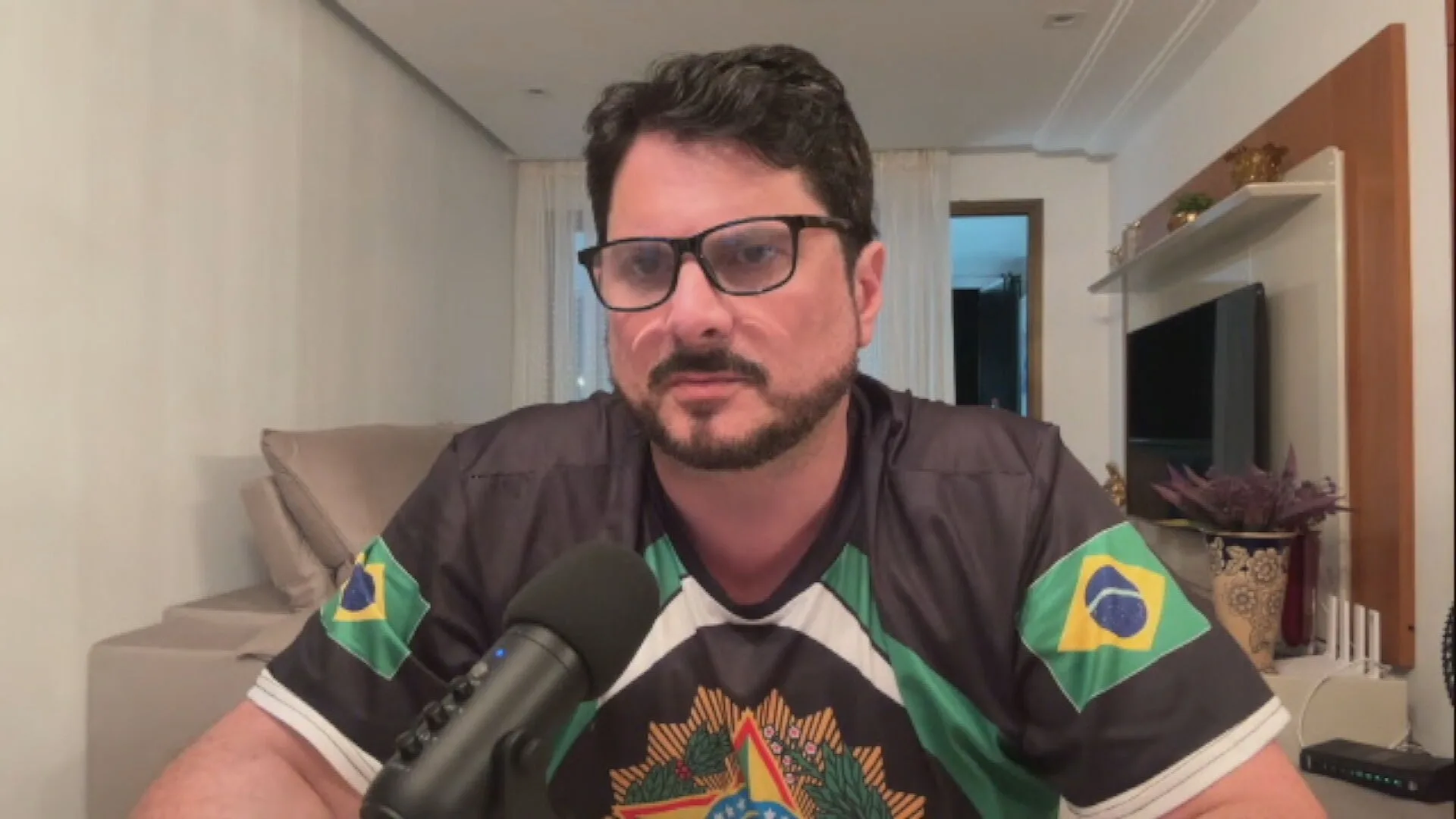 Senador Marcos do Val viaja aos EUA com passaporte diplomático apesar de decisão do STF