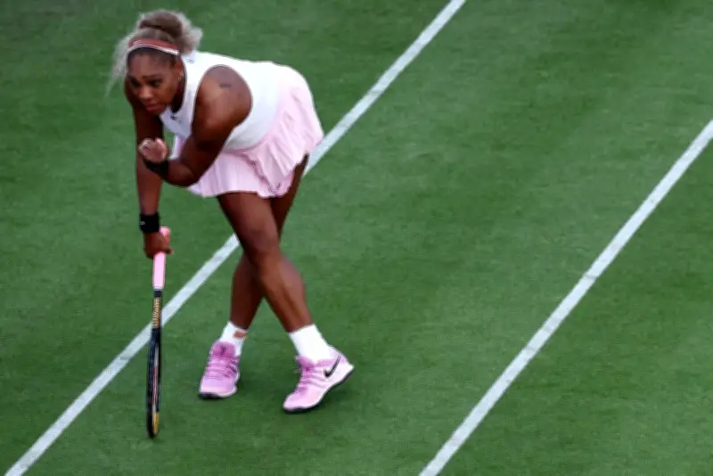 Serena Williams retorna às quadras após 1376 dias com vitória em Queens