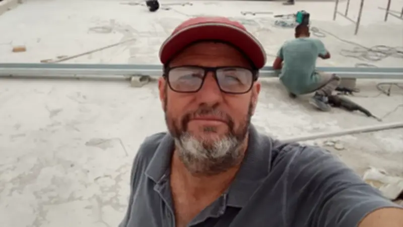 Serralheiro morre eletrocutado ao tocar fio de alta tensão em Cariacica