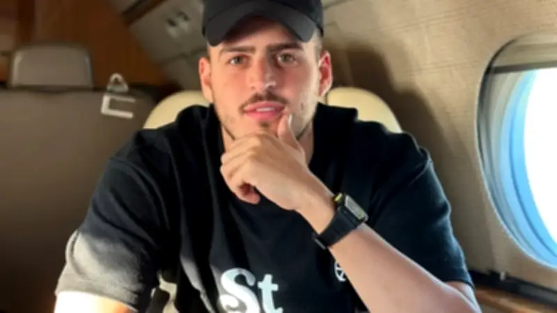 Servente cobra R$ 380 mil de Jon Vlogs após demissão exposta em live
