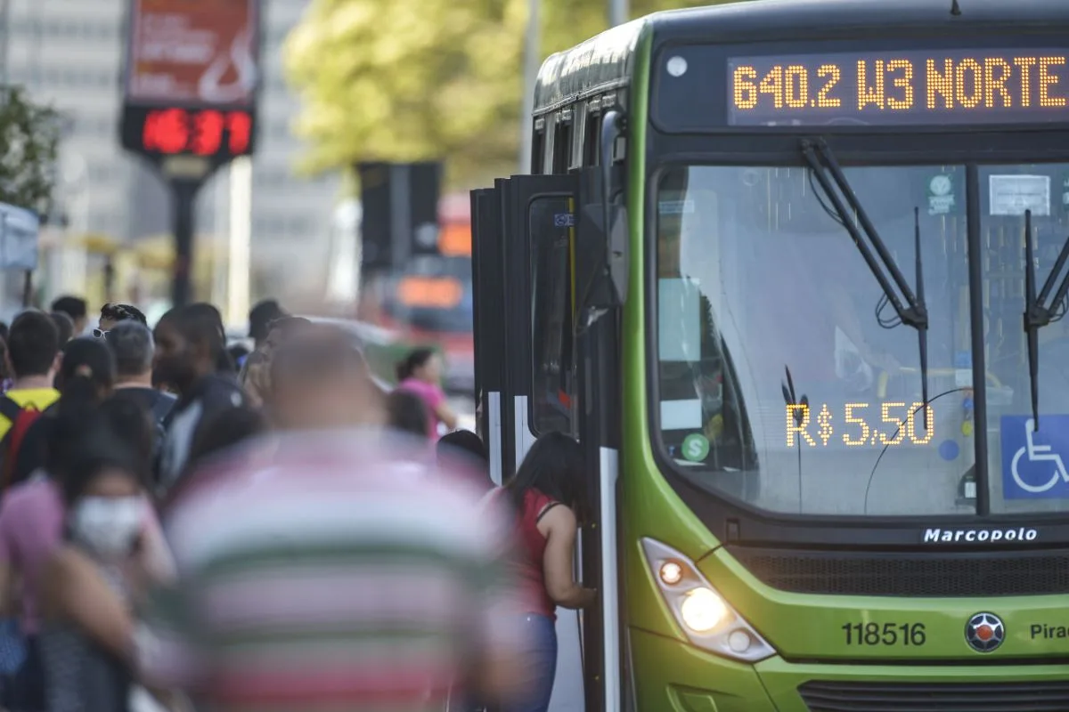Setor de serviços recua 0,2% em janeiro com juros altos e demanda fraca