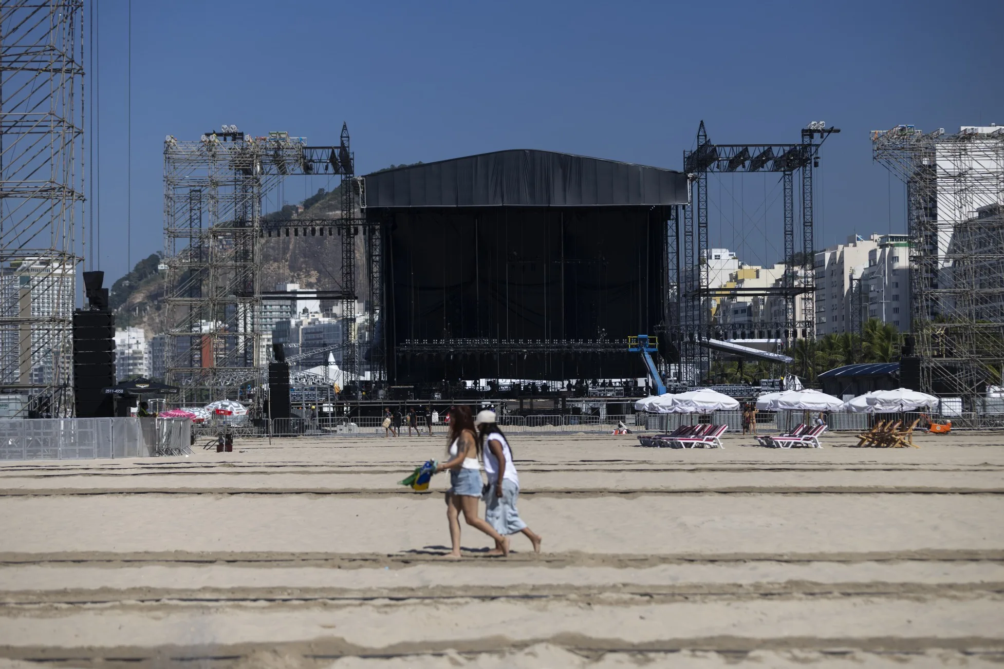Show de Shakira em Copacabana atrai multidão, mas índices de furto preocupam