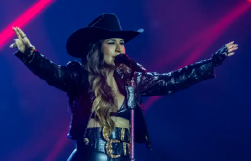 Simone Mendes transforma arena de Americana em grande balada com hits
