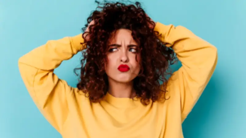 Sinais de que seu cabelo precisa de nutrição e como recuperar brilho e maciez
