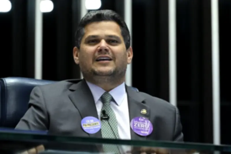 Sob pressão, Alcolumbre define futuro da PEC que acaba com escala 6x1 no Senado