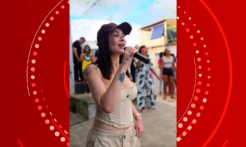 Solange Almeida canta no meio da rua em Alagoinhas, sua cidade natal