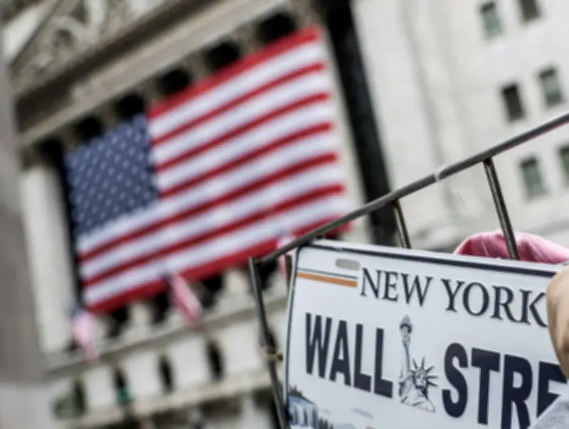 S&P 500 e Dow fecham em leve alta com IA e tensões geopolíticas