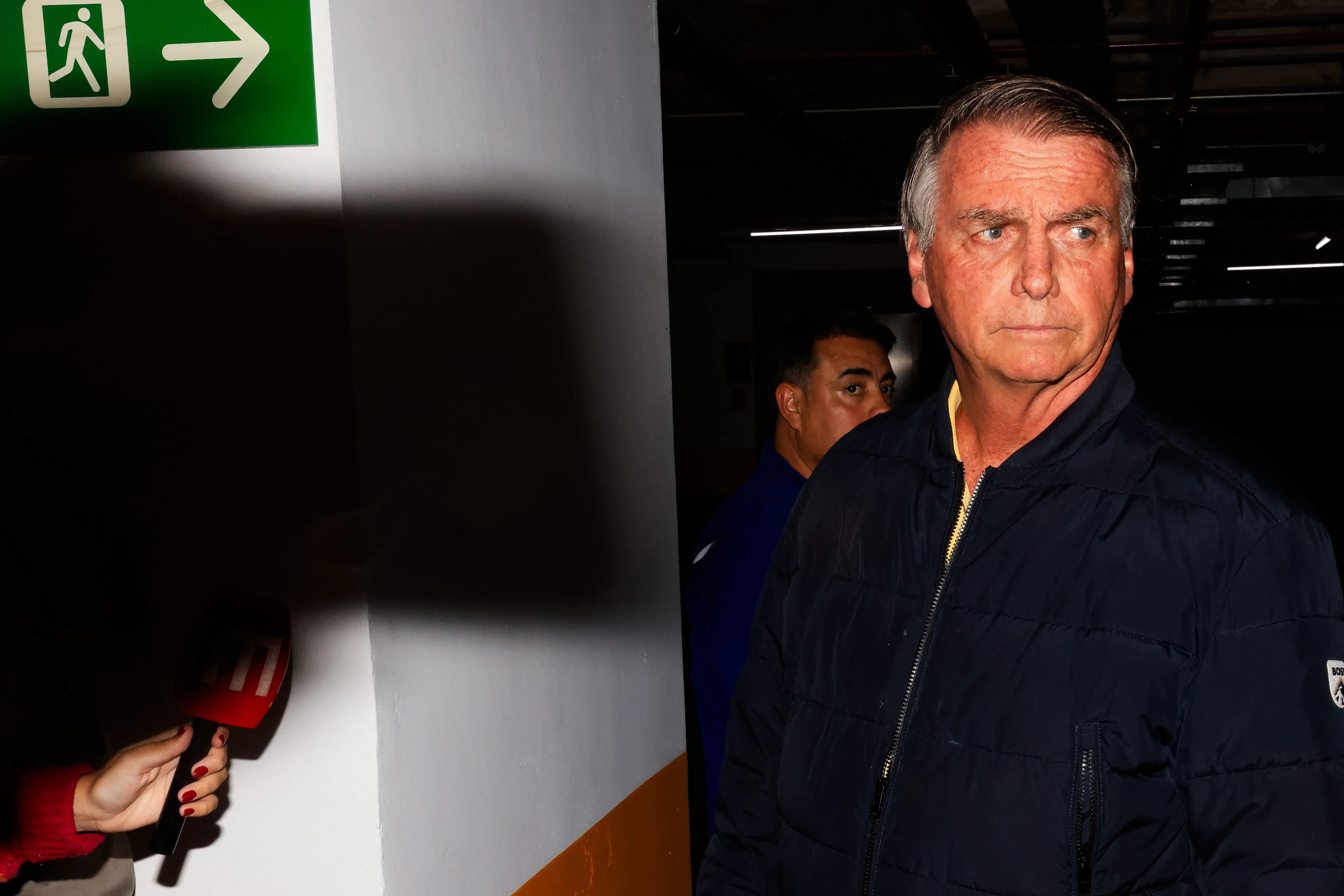 Moraes Esclarece que Bolsonaro Pode Dar Entrevistas, mas Alerta para Restrições de Horário