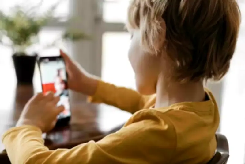 Suécia recomenda não dar celulares com internet a menores de 13 anos