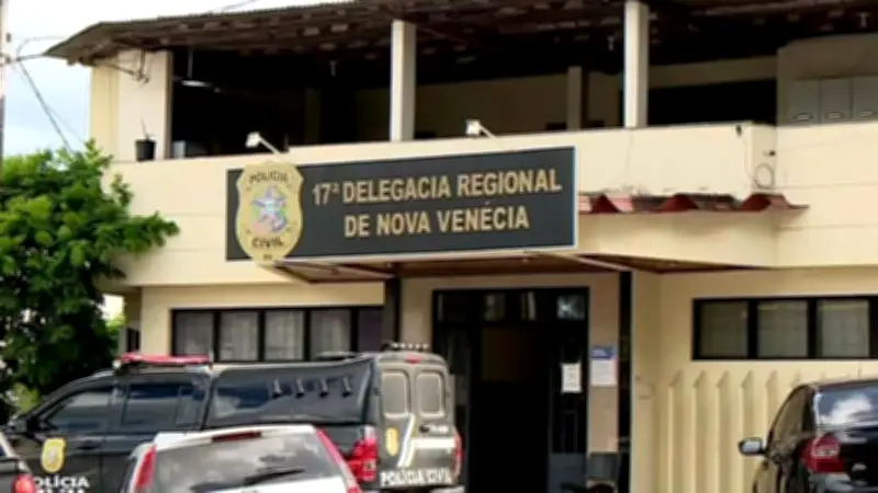 Suspeita de matar idoso a facadas se entrega à polícia no ES