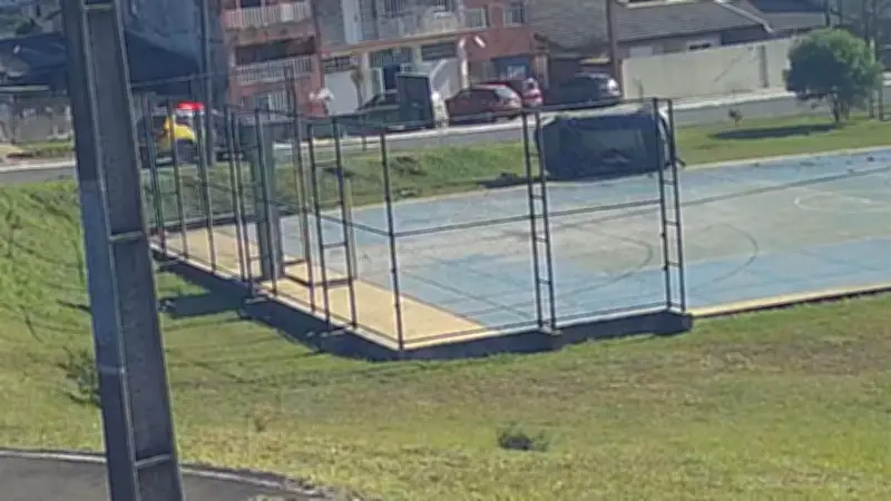 Suspeito de golpe de terreno capota carro ao fugir da polícia no PR