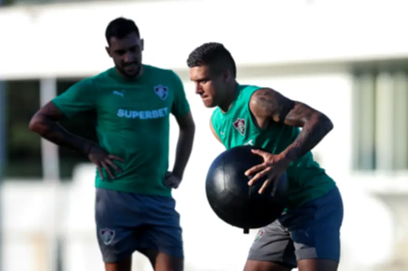 Suspensão de Freytes força mudança na zaga do Fluminense contra o Cruzeiro