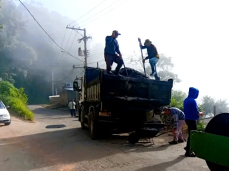 Tapa-buracos e asfaltamento causam retenções em Teresópolis