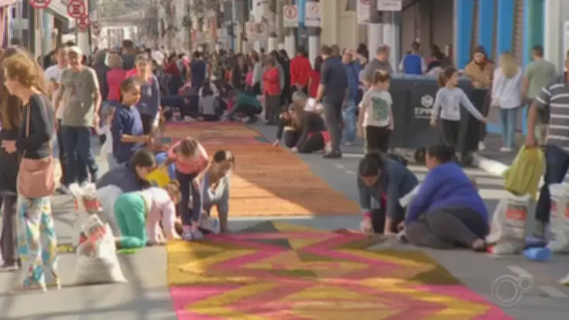 Tapetes de Corpus Christi colorem ruas de Itu com fé e tradição