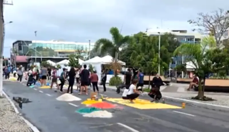 Tapetes de sal voltam a colorir ruas de Cabo Frio em Corpus Christi