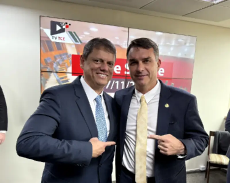 Tarcísio e Flávio Bolsonaro se reencontram na Marcha para Jesus após crise