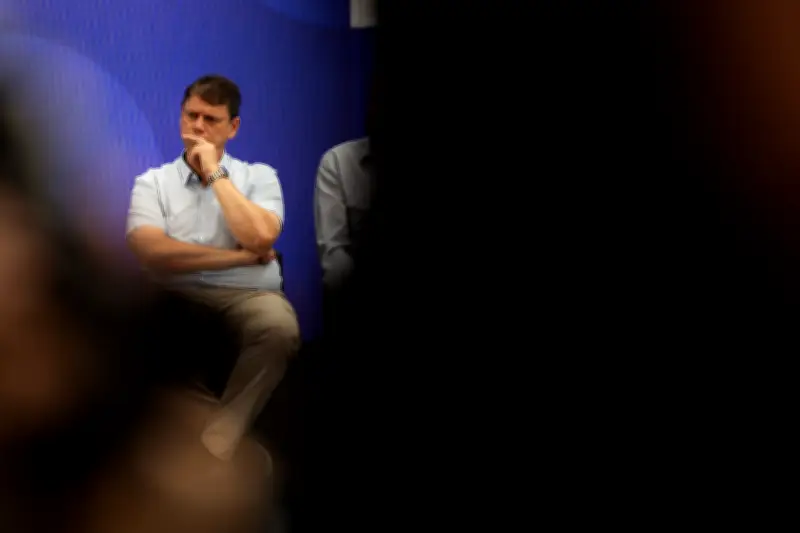 Tarcísio minimiza crise entre Michelle e Flávio Bolsonaro: 'questão de família'