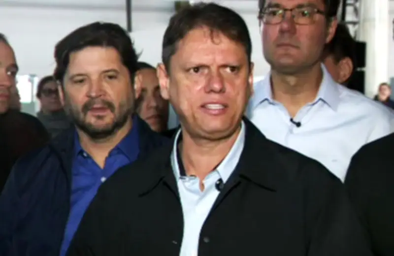 Tarcísio rebate Haddad sobre Sabesp e diz que petista 'precisa estudar'