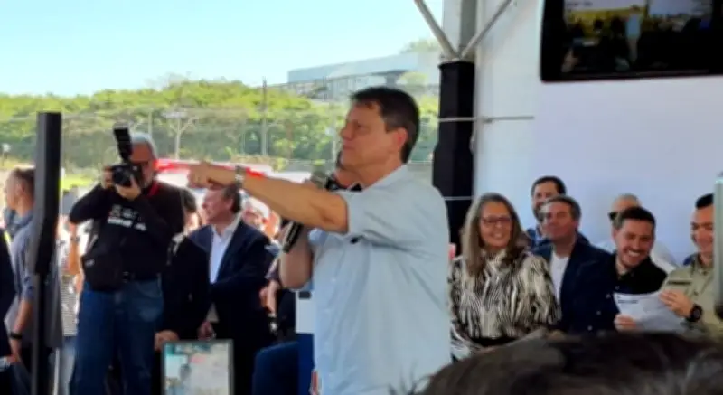 Tarcísio recua e diz que não vai privatizar novas linhas de metrô em SP