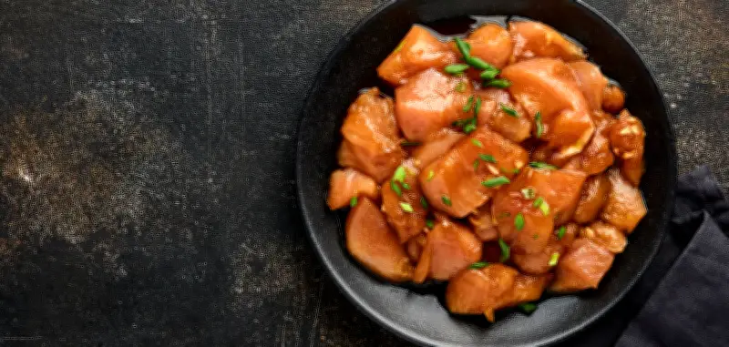 Técnica de marinada com 3 ingredientes para frango suculento
