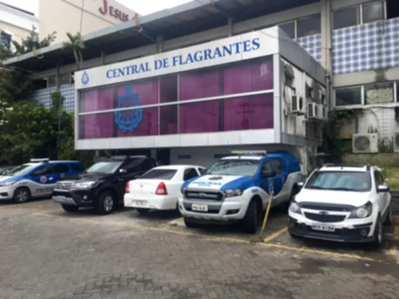 Terceirizado preso por fotografar PMs para facções em Salvador