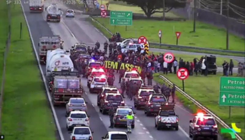 Terceirizados da Replan bloqueiam Rodovia Zeferino Vaz em Paulínia