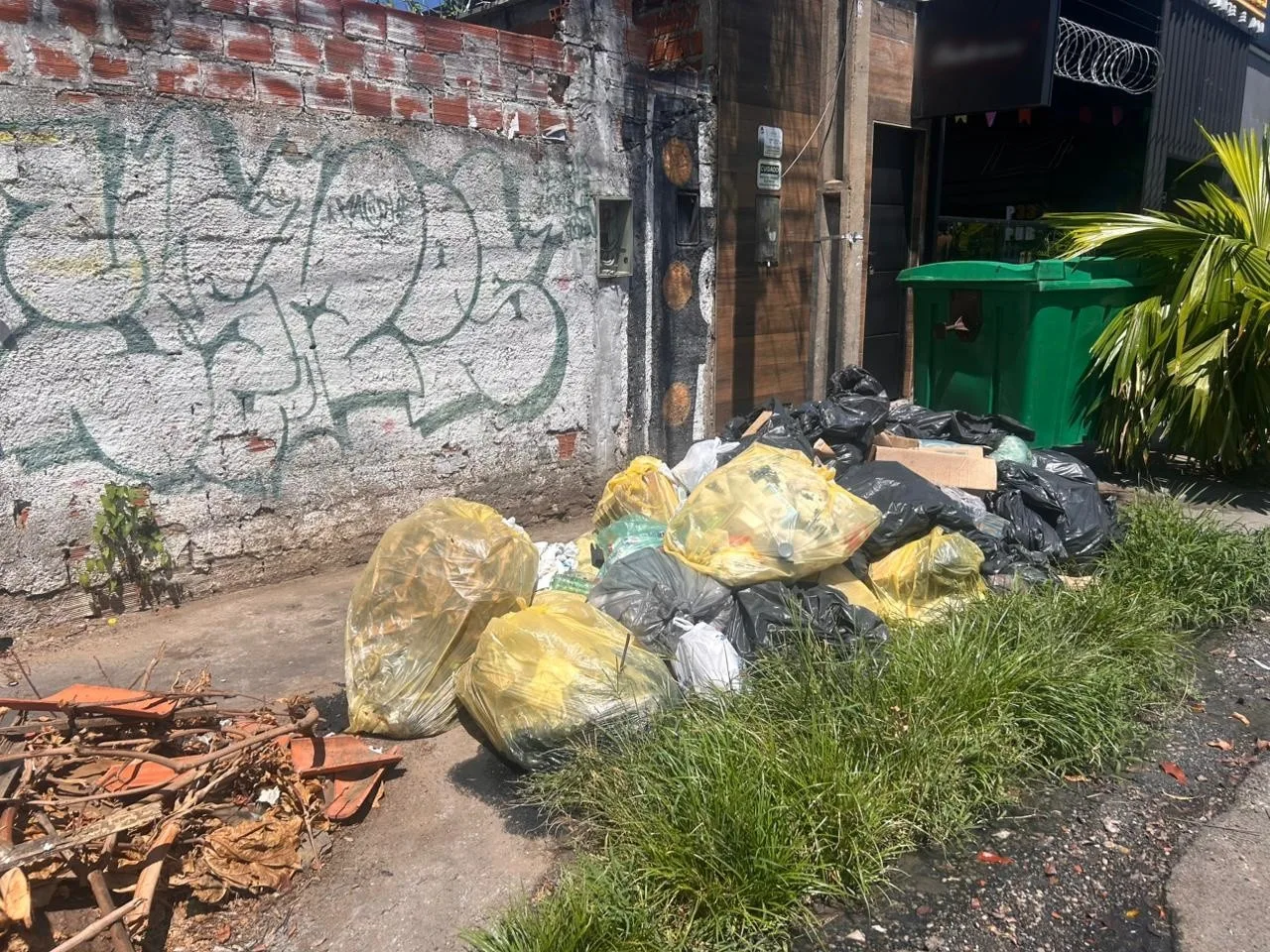 Coleta de lixo é suspensa em Teresina após caminhoneiros protestarem por salários atrasados
