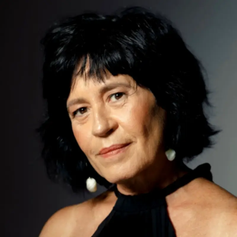 Thelma Guedes renova contrato com a Globo e prepara dois projetos
