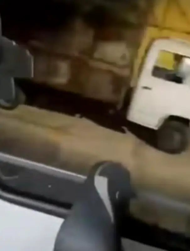 Tiroteio entre facções atinge ônibus e paralisa trens em Vigário Geral