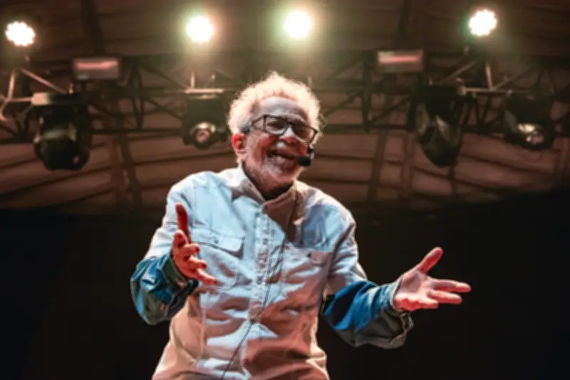 Tom Zé celebra 90 anos com show especial no Circo Voador