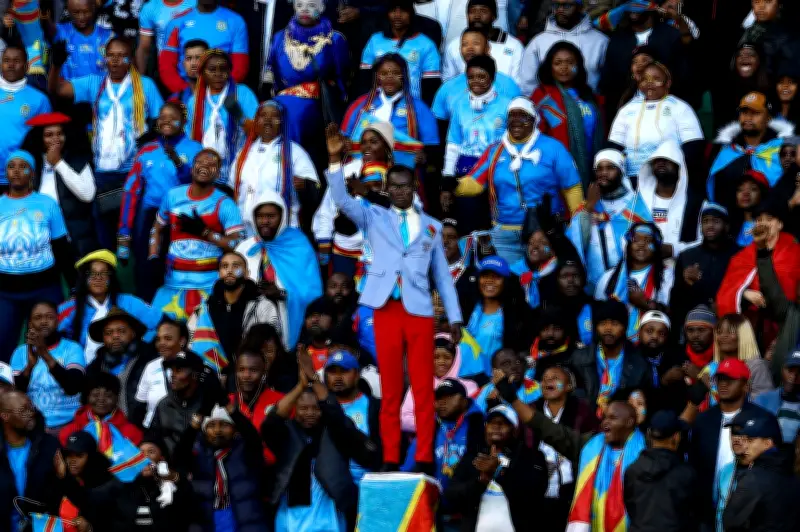 Torcedor imóvel da RD Congo homenageia herói Patrice Lumumba