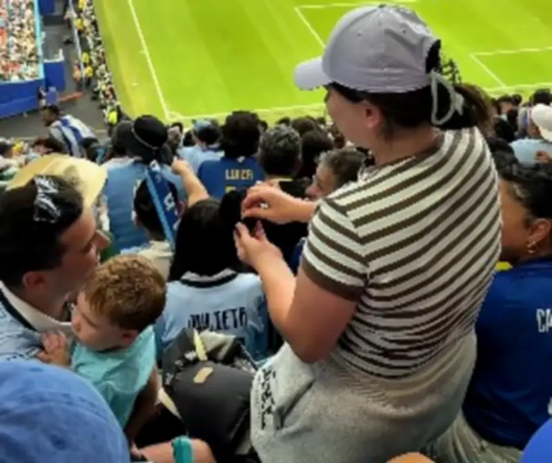 Torcedor pede namorada em casamento no gol do empate de Cabo Verde contra Uruguai